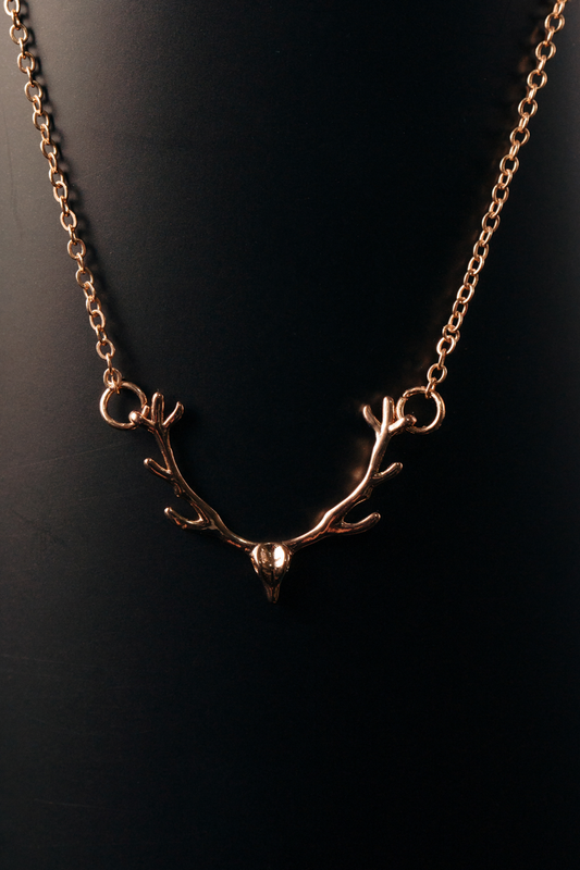 Golden Antler Pendant Necklace – Elegant Reindeer Horn Chain for Women & Men