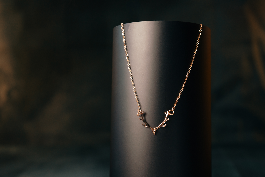 Golden Antler Pendant Necklace – Elegant Reindeer Horn Chain for Women & Men