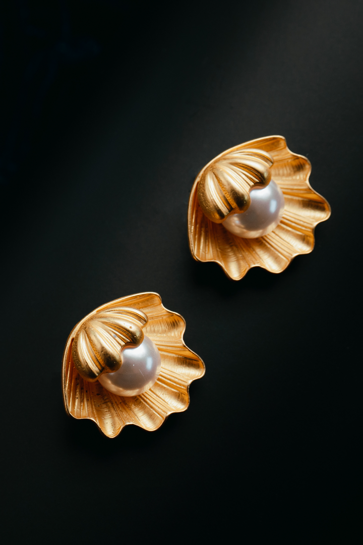 Vintage Seashell Pearl Stud Earrings – Gold Plated Shell Design with Faux Pearl Center.