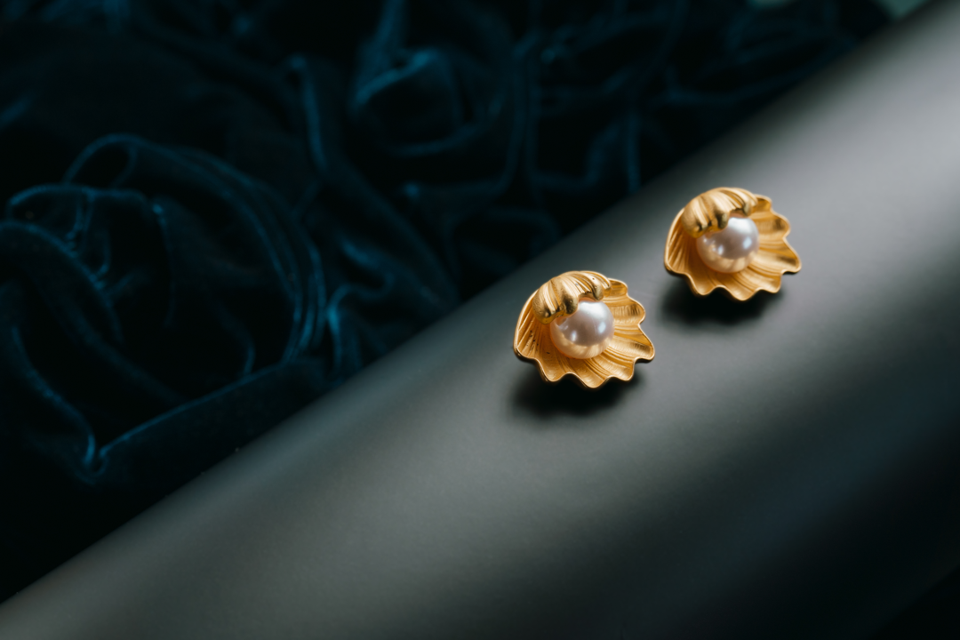 Vintage Seashell Pearl Stud Earrings – Gold Plated Shell Design with Faux Pearl Center.