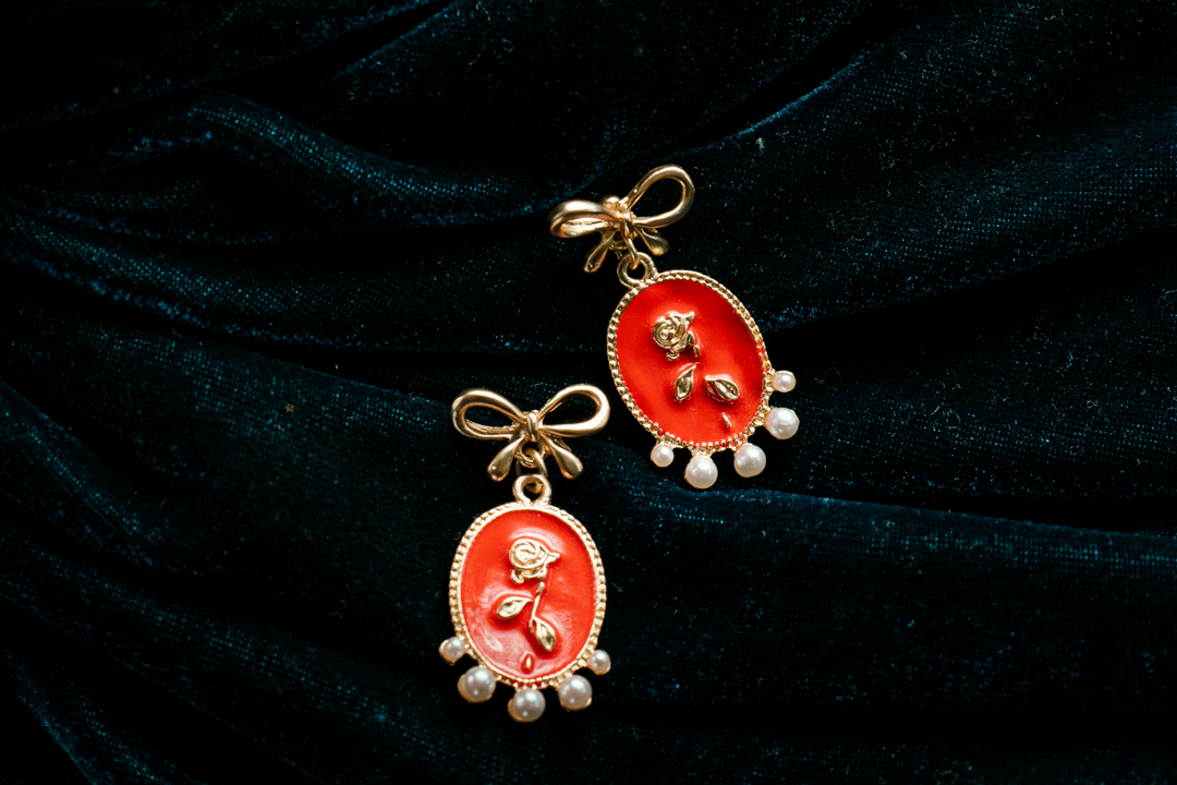 Vintage Red Oval Rose Earrings with Pearl Drops & Gold Bow – Romantic Retro Statement Jewelry,