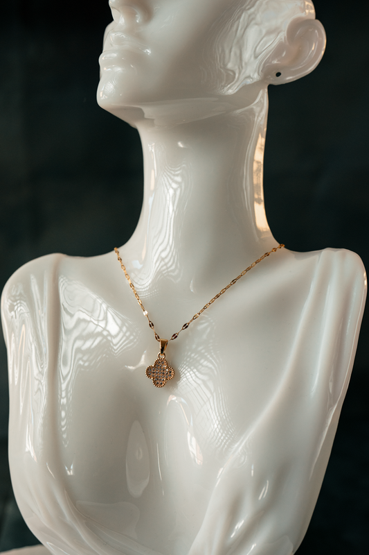 Elegant Reversible Clover Pendant Necklace – Gold-Plated Black Enamel & Crystal Side.