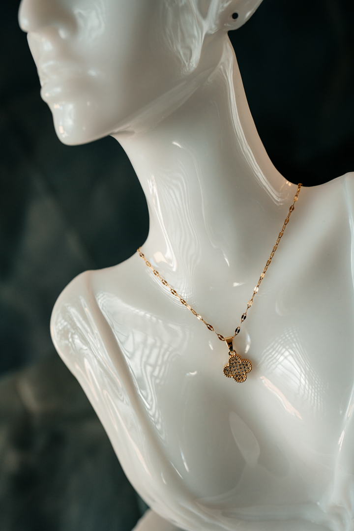 Elegant Reversible Clover Pendant Necklace – Gold-Plated Black Enamel & Crystal Side.