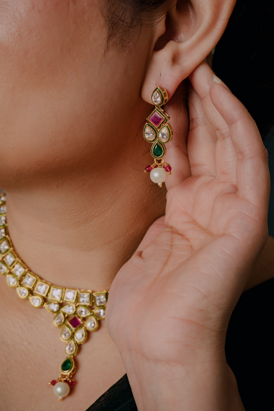 Elegant Kundan Pearl Choker Set – Bridal Necklace with Green & Red Stone Accents and Earrings