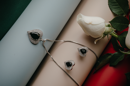 Black Stone Teardrop Jewelry Set – Elegant Pendant & Earrings in Silver Finish