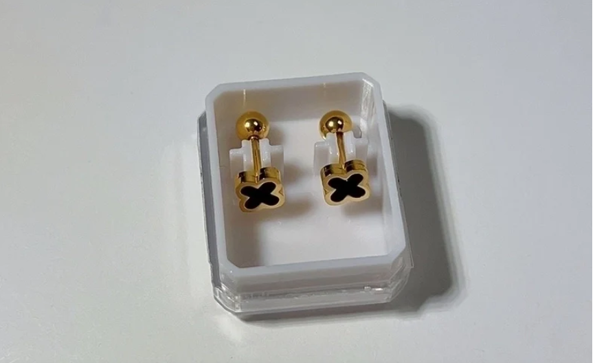 Gold-Plated Black Clover Barbell Stud Earrings – Minimalist Unisex Jewelry.