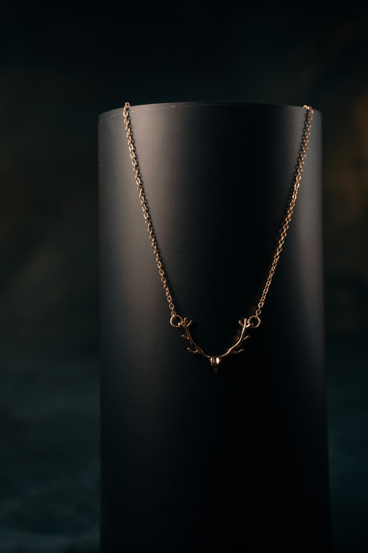Golden Antler Pendant Necklace – Elegant Reindeer Horn Chain for Women & Men