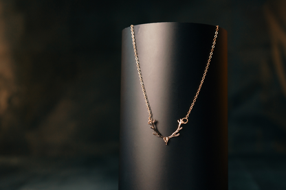 Golden Antler Pendant Necklace – Elegant Reindeer Horn Chain for Women & Men