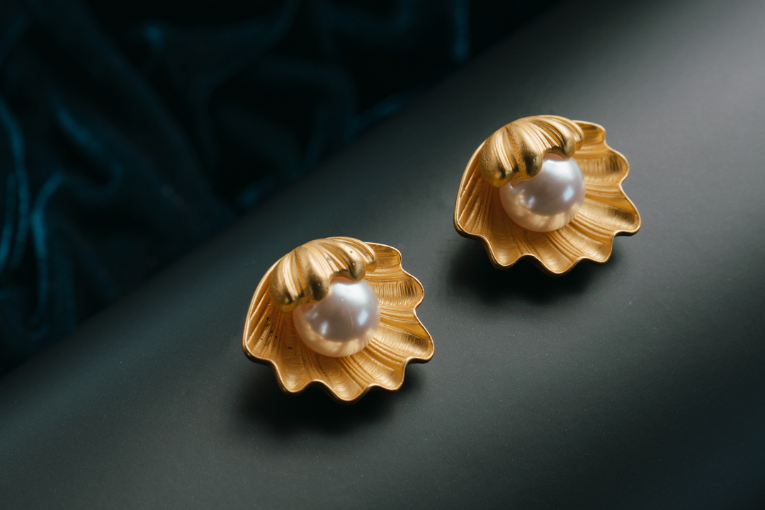 Vintage Seashell Pearl Stud Earrings – Gold Plated Shell Design with Faux Pearl Center.