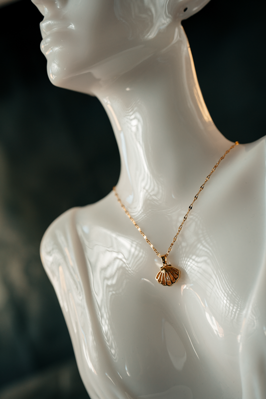 Gold-Plated Shell Locket Pendant Necklace with Pearl – Ocean-Inspired Reversible Jewelry for Women.