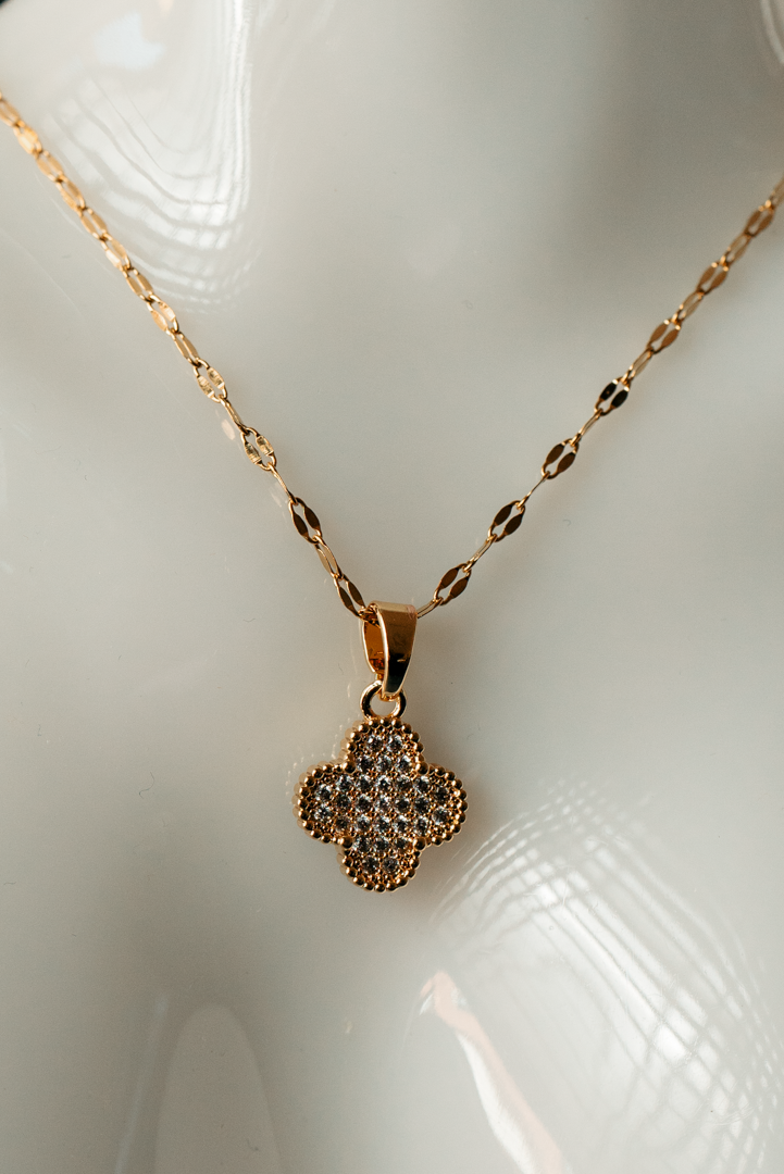 Elegant Reversible Clover Pendant Necklace – Gold-Plated Black Enamel & Crystal Side.